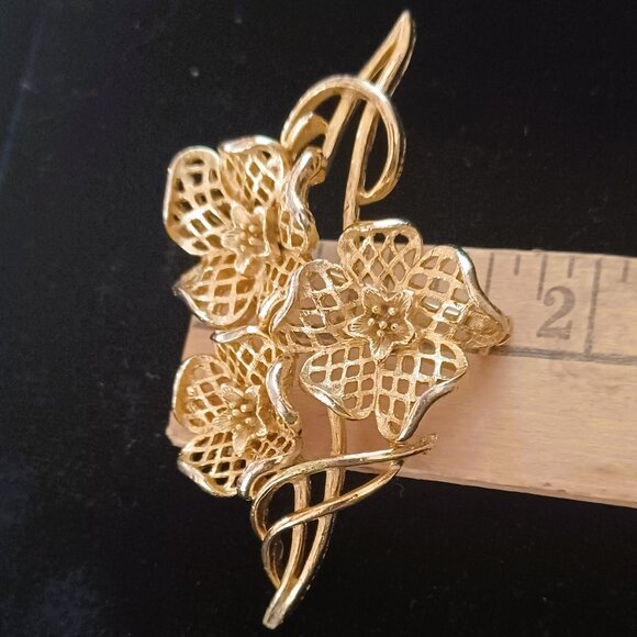 VINTAGE LISNER 3-FLOWER GOLD BROOCH - Picture 5 of 5